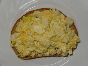 Sałatka z pora i jajek - pyszna pasta do kanapek