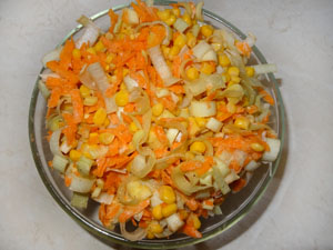 Surówka z pora marchewki i kukurydzy